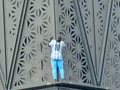 Rescataron a un youtuber polaco que se trepó a un edificio en Puerto Madero