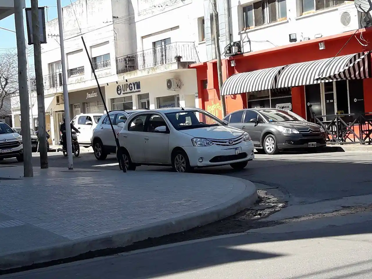 Un año más tarde, la parada de colectivos sigue sin ser respetada