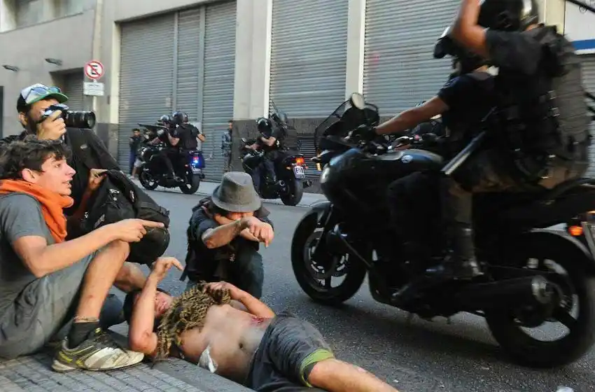 Ordenaron la detención de un policía y de dos manifestantes