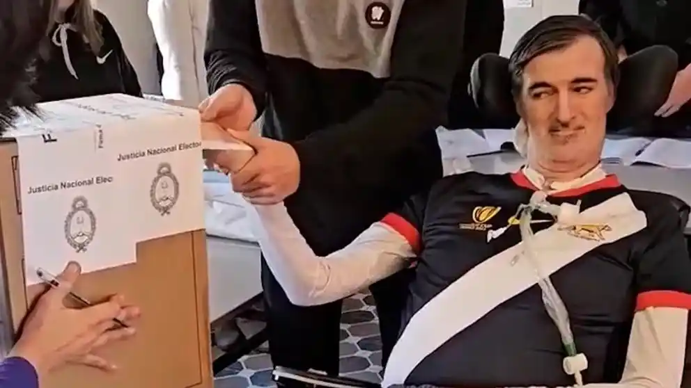 Video: Esteban Bullrich fue a votar y despertó muchos aplausos