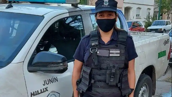 Junín: una mujer policía amamantó a una beba en estado de desnutrición
