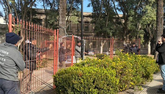 Polémica por las rejas en la fuente de la plaza Constitución: qué piensan los sampedrinos de la medida