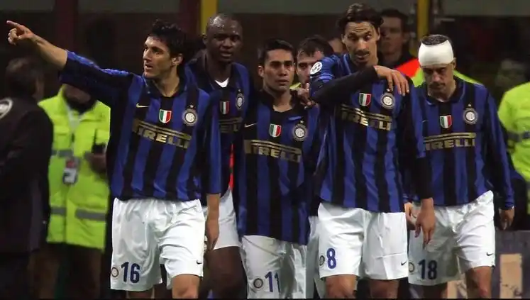 Burdisso e Ibrahimovic juntos en el Inter durante un partido de Serie A en 2008