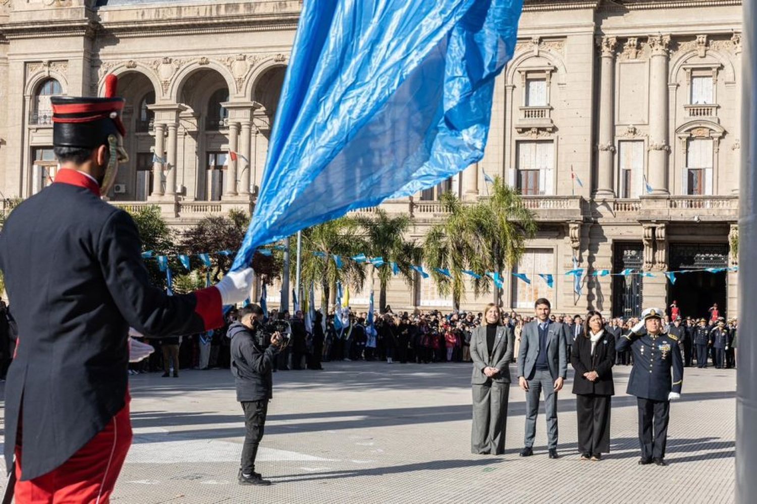 Izamiento del Pabellón nacional.