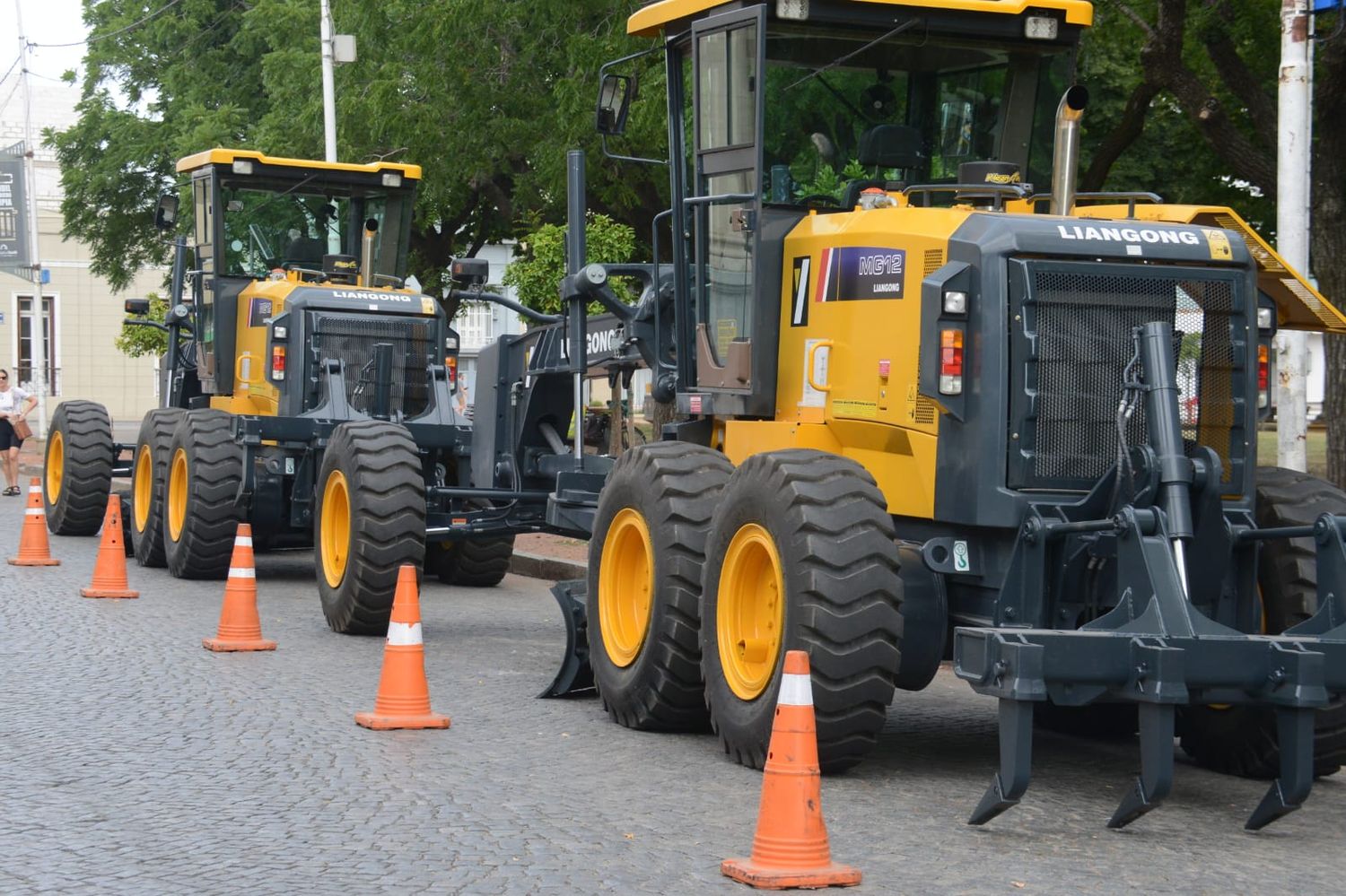 El Municipio presentó dos motoniveladoras que adquirió a través de Provincia Leasing