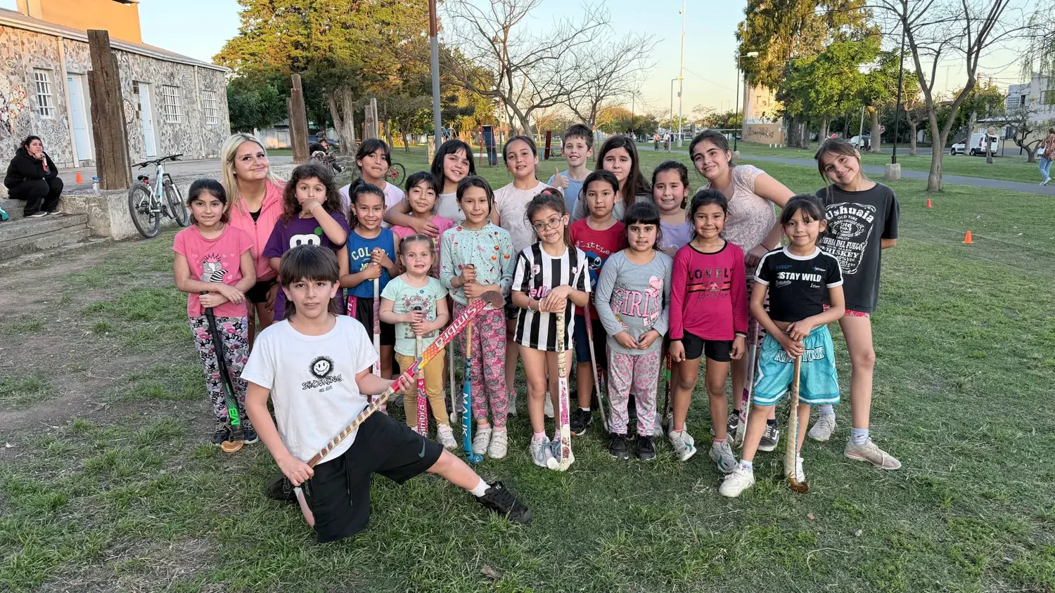 “Buscamos sacarlos de la calle, que vengan y disfruten entre todos”: el hockey crece en barrio Fátima