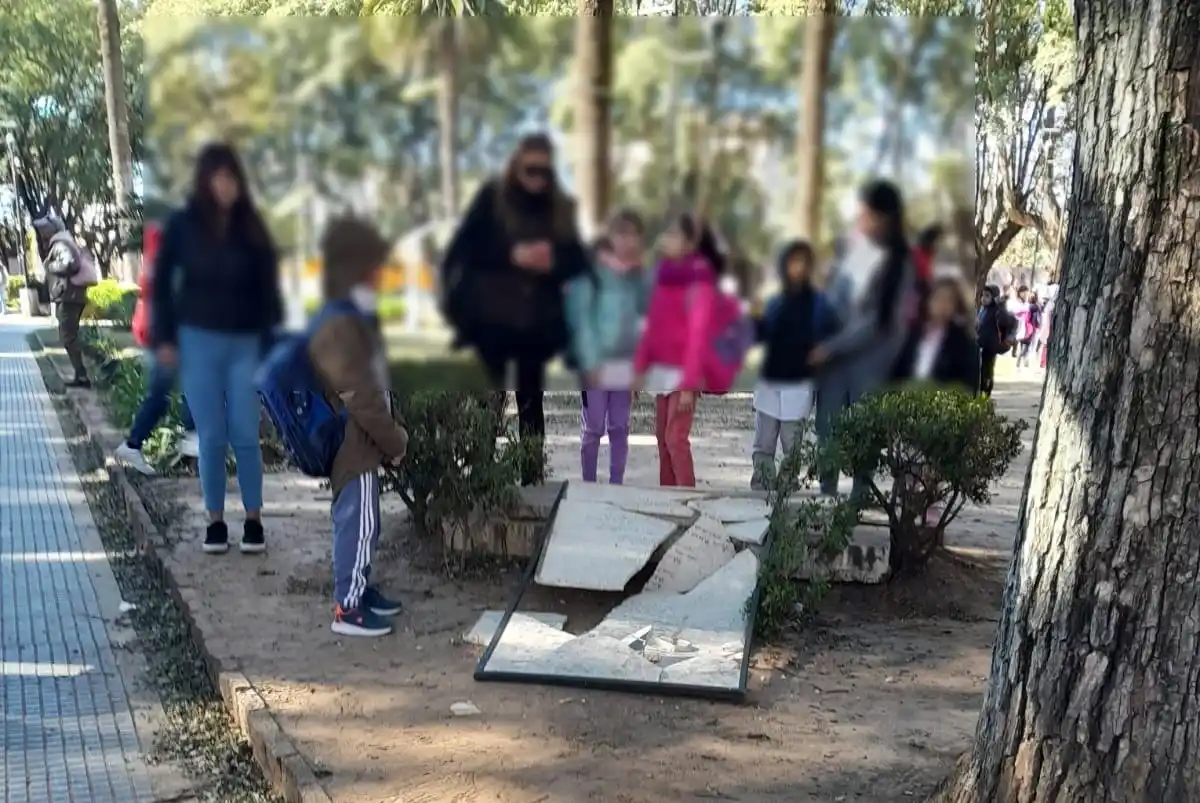 El accidente ocurrió cuando esperaban para entrar a la escuela.