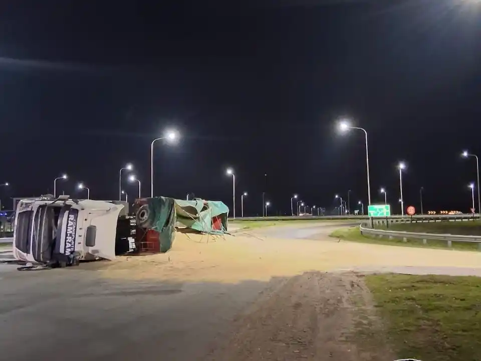 Villaguay: un camión cargado con harina de soja volcó en el Acceso Norte