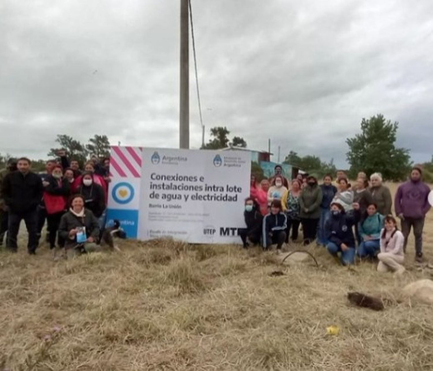 Conexiones domiciliarias de agua y electricidad para el barrio La Unión