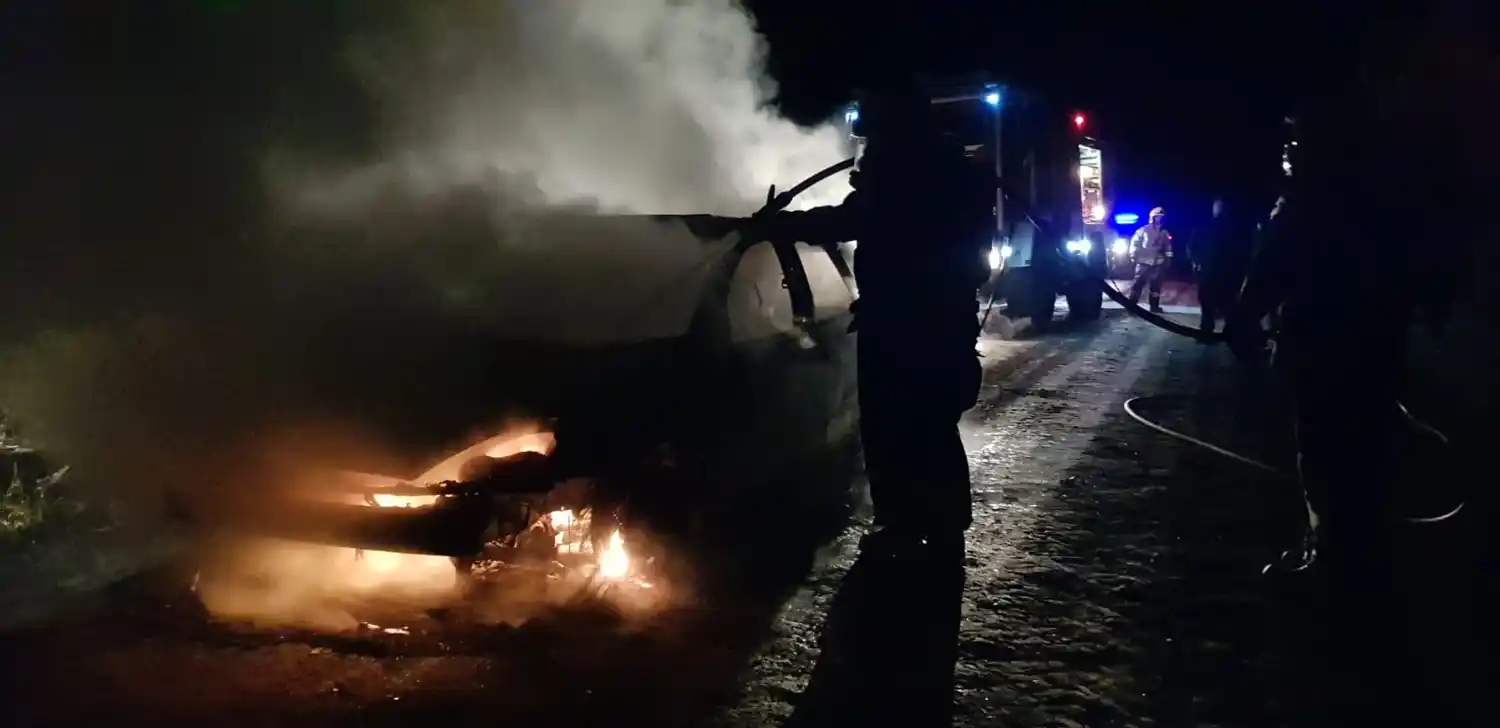 Un Ford Focus quedó consumido por las llamas: pérdidas totales en un incendio en zona rural - 2