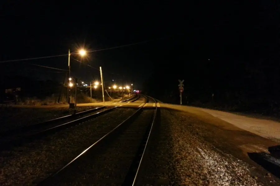 De milagro no fue tragedia: en aparente estado de sobredosis fue vista obstruyendo el paso del tren