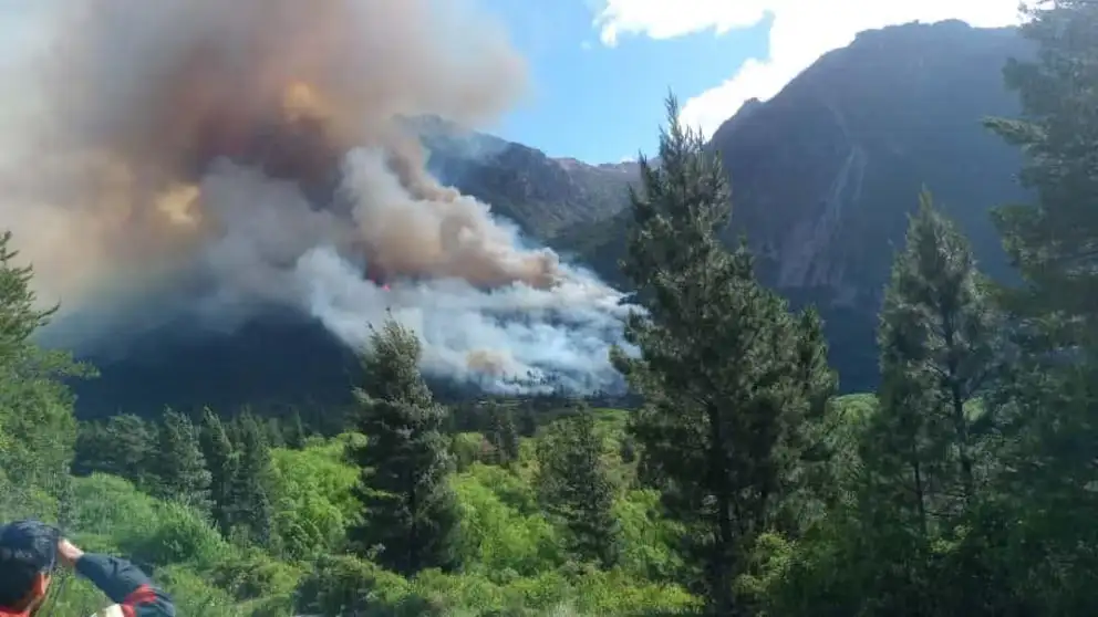 Las llamas afectaron campos, cerros y sectores residenciales cercanos a la Ruta 40, en medio de un intenso temporal de viento en Chubut y Río Negro.
