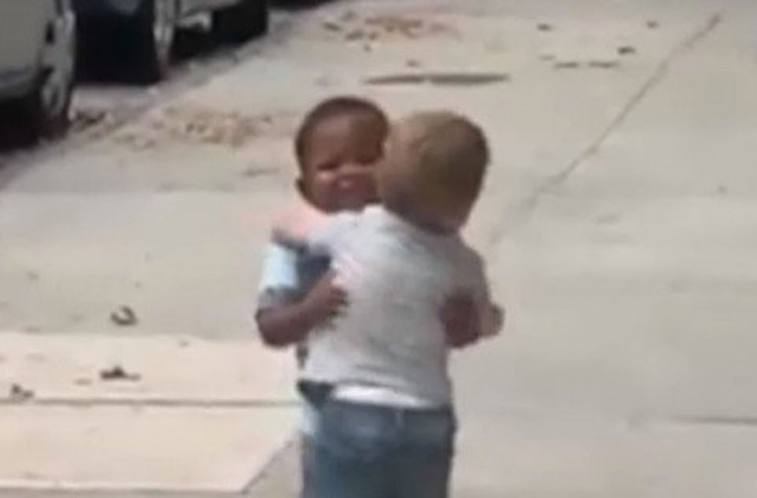 Se volvió viral un emotivo abrazo entre dos nenes en Nueva York