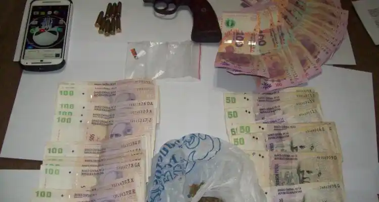 Detienen a un joven con armas, drogas y dinero