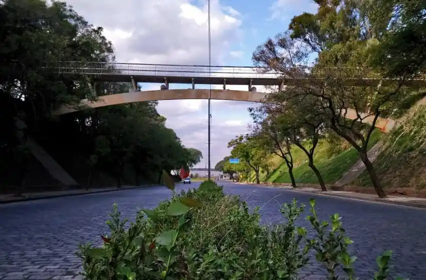 Polémica en puerta: buscan cerrar el puente que une La Sexta y Parque Urquiza para frenar la delincuencia