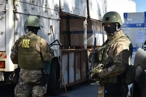 Un chofer de colectivos se hacía pasar por subjefe de una élite policial santafesina:  fue imputado