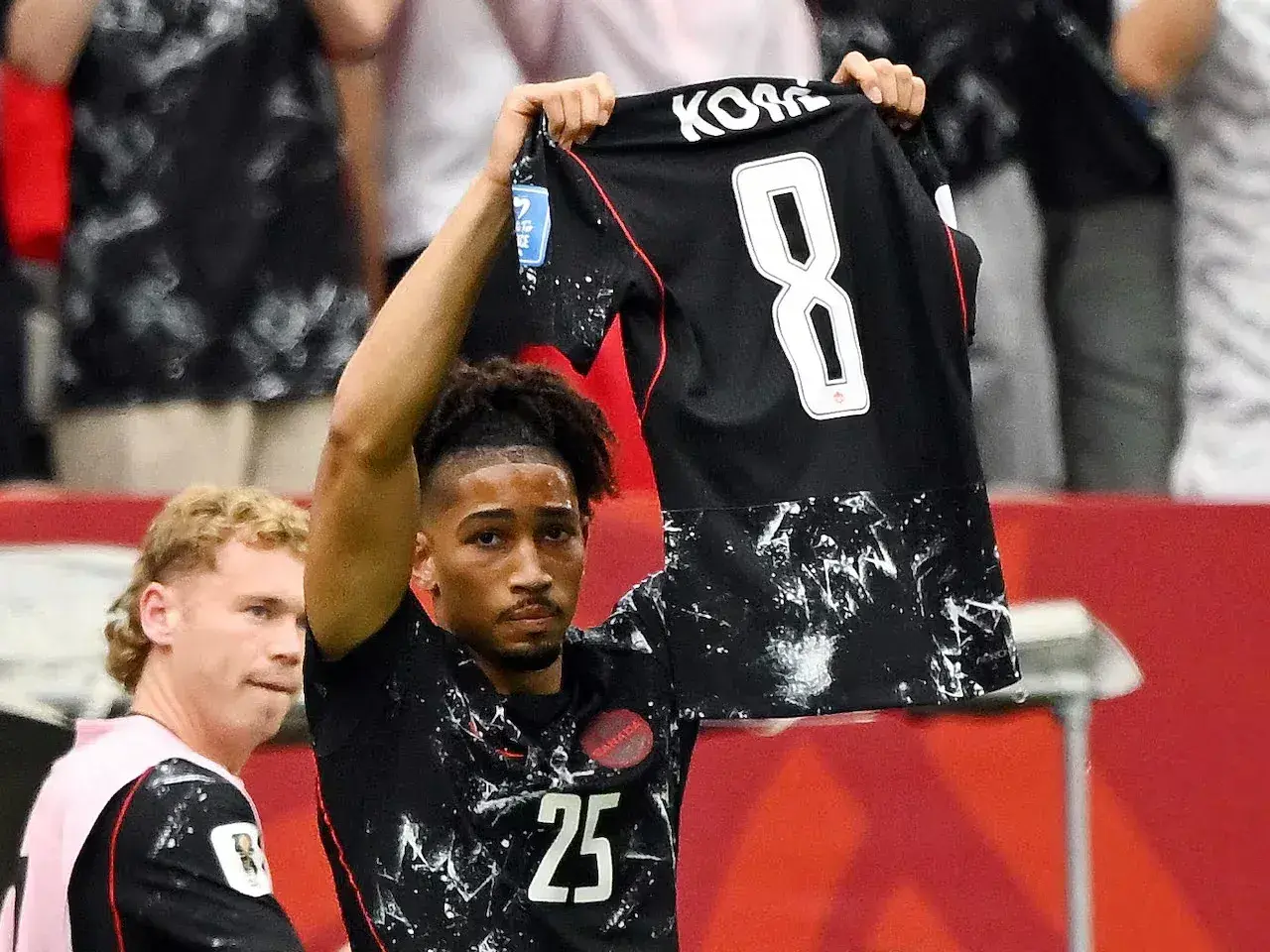Nathan Saliba sostiene la camiseta de Ismael Kone tras anotar con Canadá. Foto: Reuters