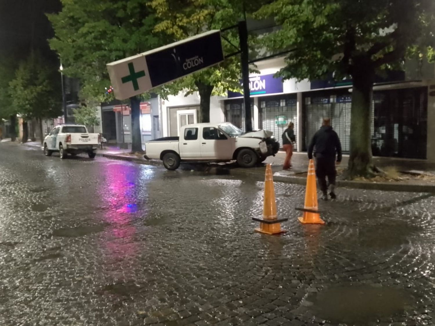 Una camioneta Nissan Frontier impactó contra la cartelería de una farmacia