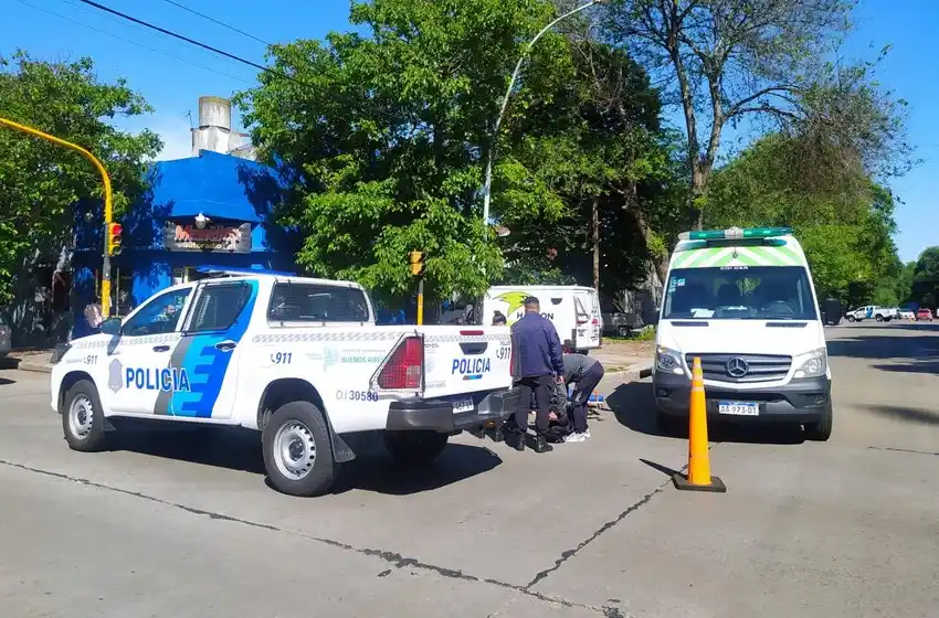 Mujer fue hospitalizada tras chocar la moto en la que iba de acompañante