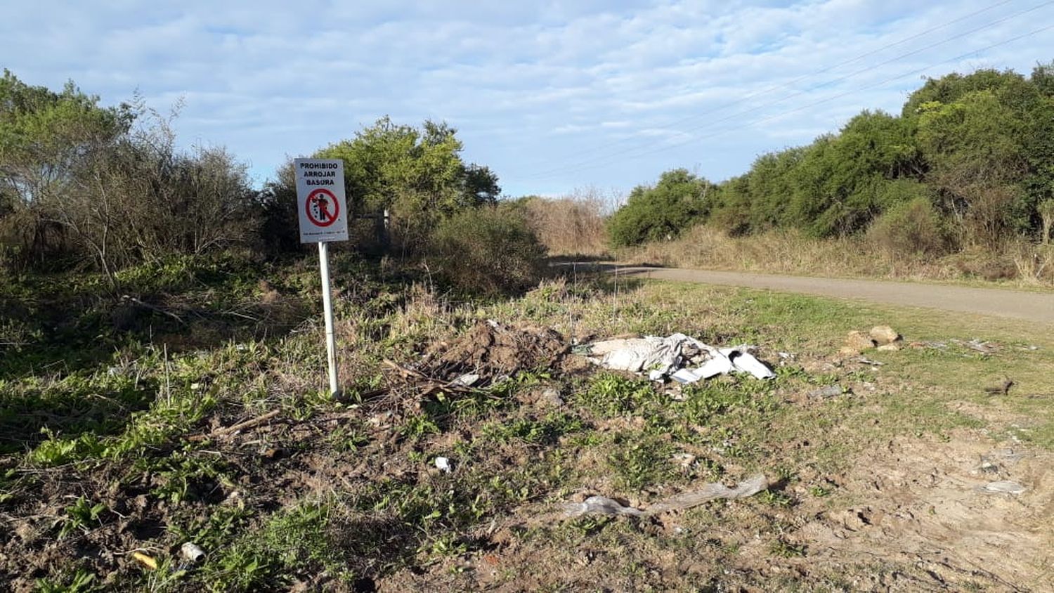 "Prohibido arrojar basura": el cartel que no sirve para nada