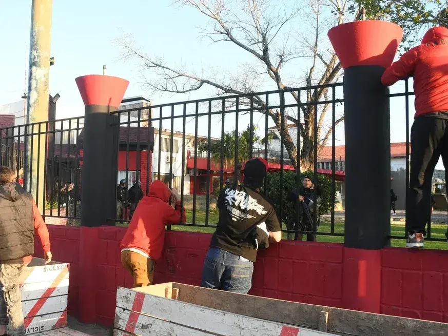Hinchas reclamaron que "den la cara" en el predio y la sede este lunes. Foto: Manuel Fabatía