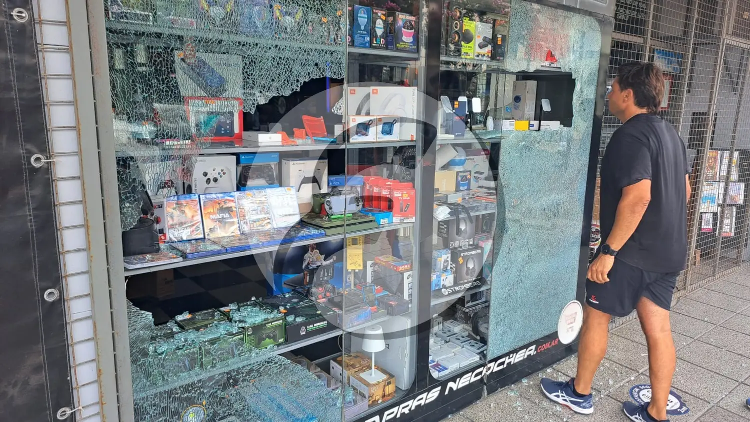 Reventaron una vidriera y robaron en pleno centro, frente a la mirada de decenas de personas