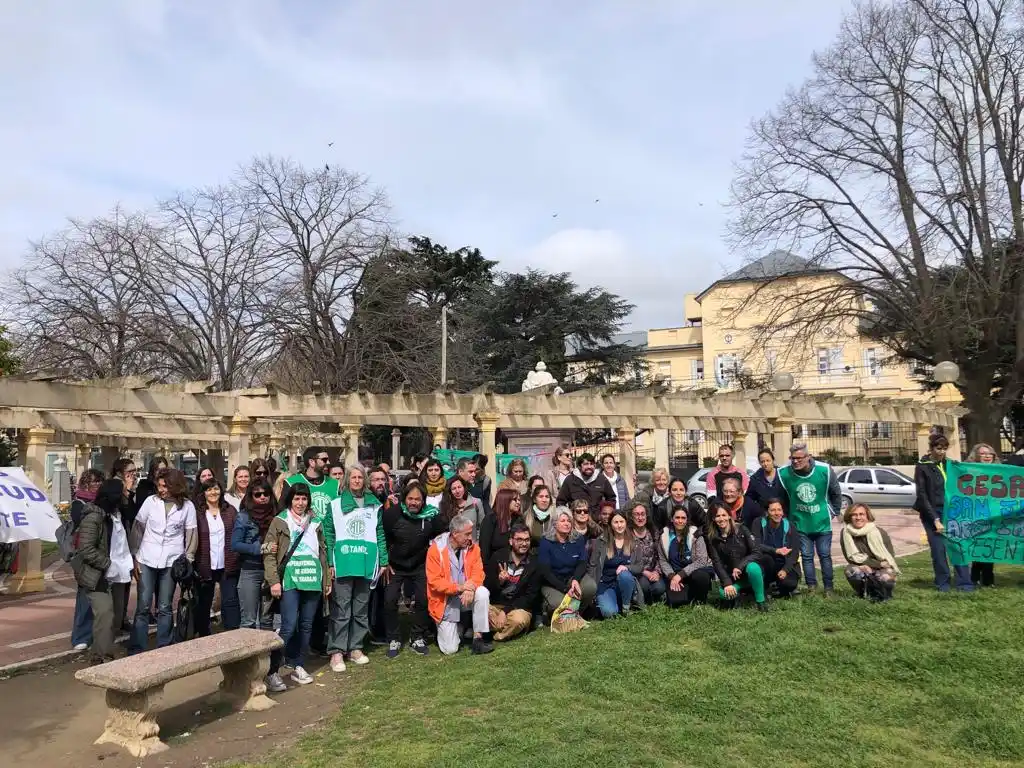 Más de 50 trabajadores se convocaron frente al Hospital en reclamo por mejoras en las condiciones laborales.