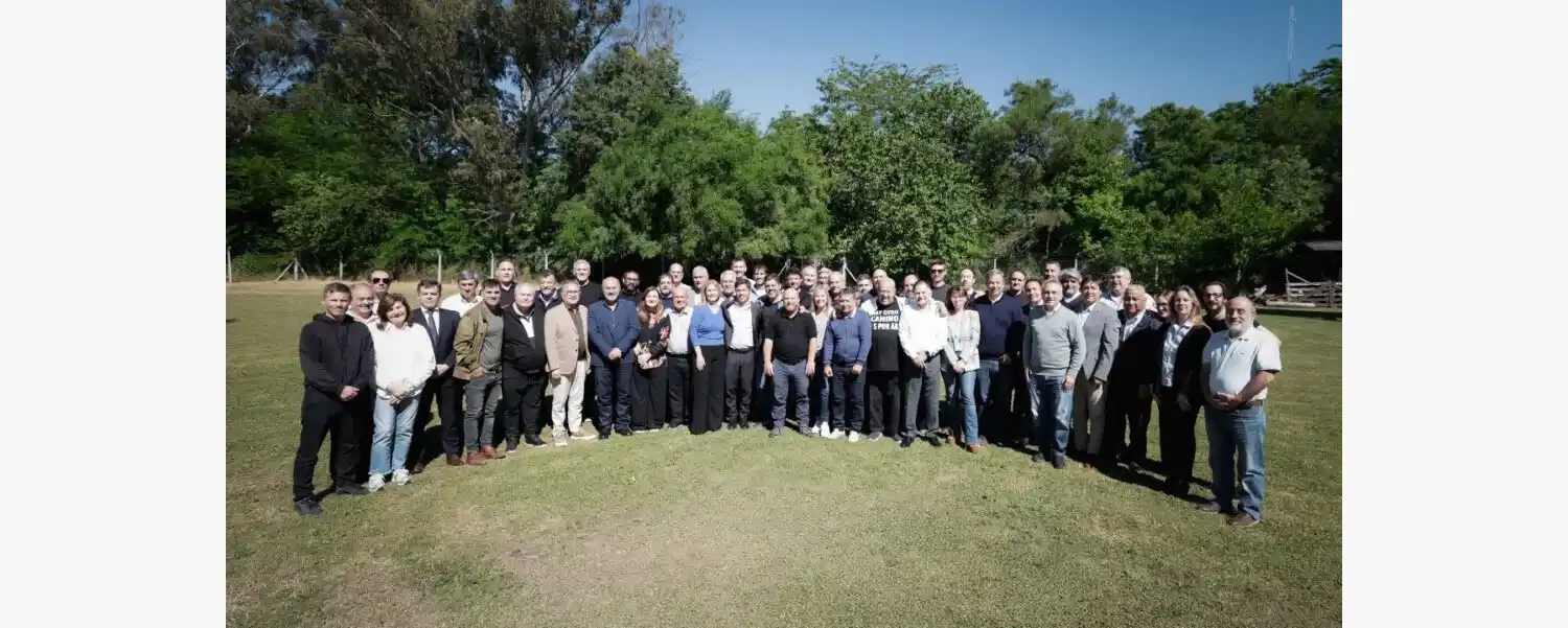 En medio de la interna por la conducción del PJ bonaerense, intendentes respaldaron el rol de Kicillof y llamaron a construir una "propuesta amplia y federal".