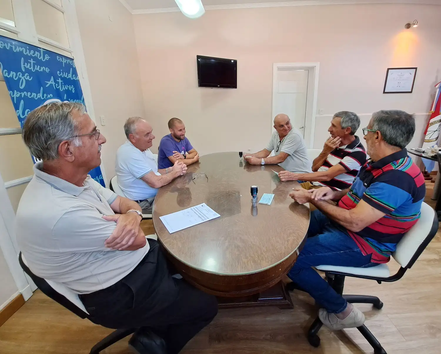 Representantes de los clubes cañaseños reunidos con el intendente y funcionarios municipales.
