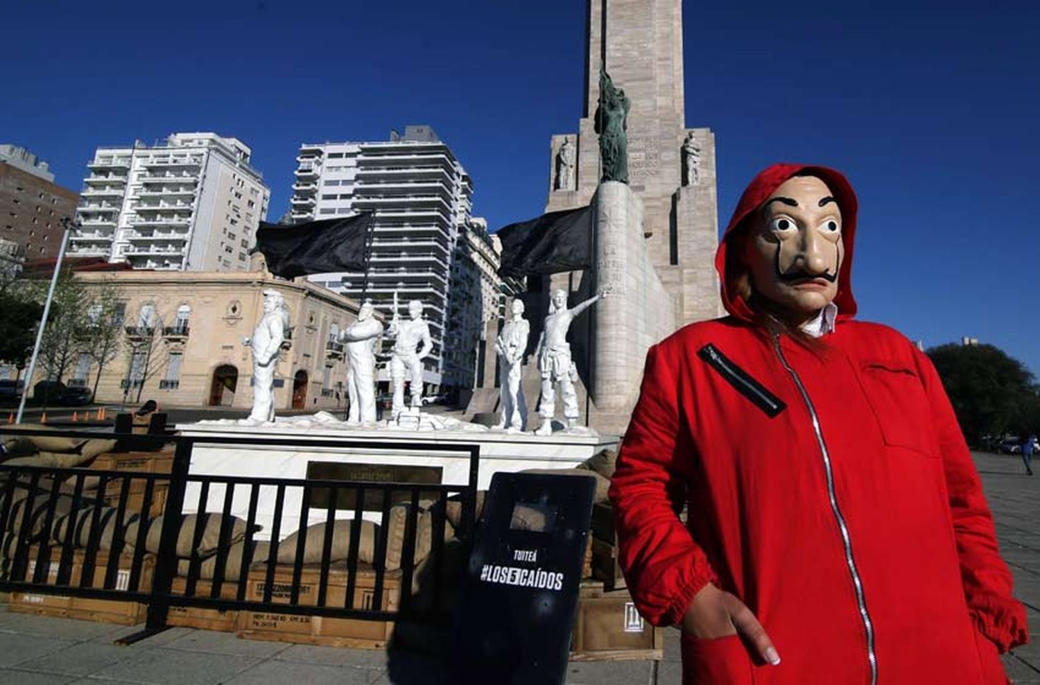 ¿Atraco en Rosario?: homenaje a los «caídos» de La Casa de Papel frente al Monumento