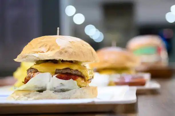 Hamburguesa con queso y nuggets de pollo, demandados por violar orden religiosa ?