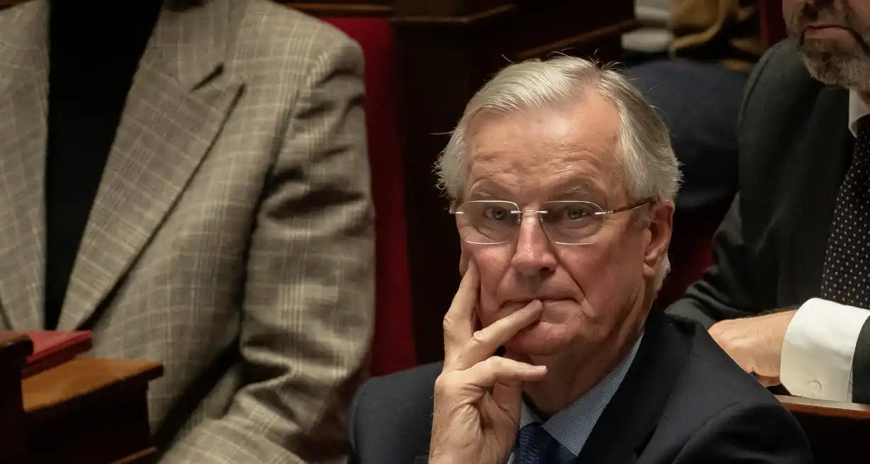El primer ministro francés, Michel Barnier, reacciona durante un debate sobre las mociones de censura contra el Gobierno en la Asamblea Nacional en París, Francia, el 4 de diciembre de 2024. Xinhua.