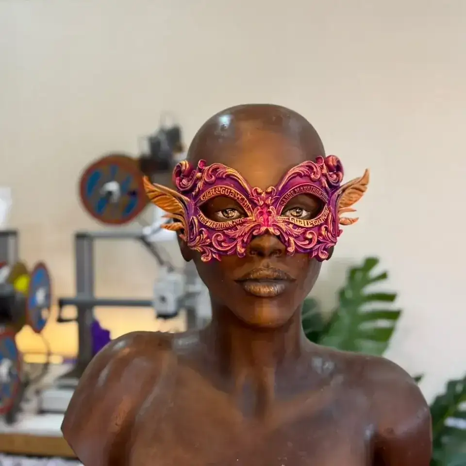 Barsanti imprimió 720 antifaces 3D para que los deportistas del Mundial de Canotaje se lleven un pedacito del Carnaval