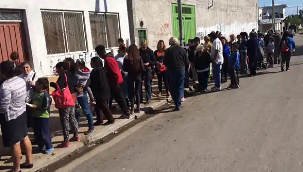 Tamberos bonaerenses protestaron regalando leche en Laferrere