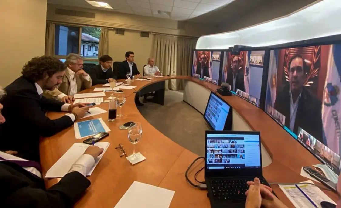 El Presidente Fernández mantiene una videoconferencia con los gobernadores en Olivos