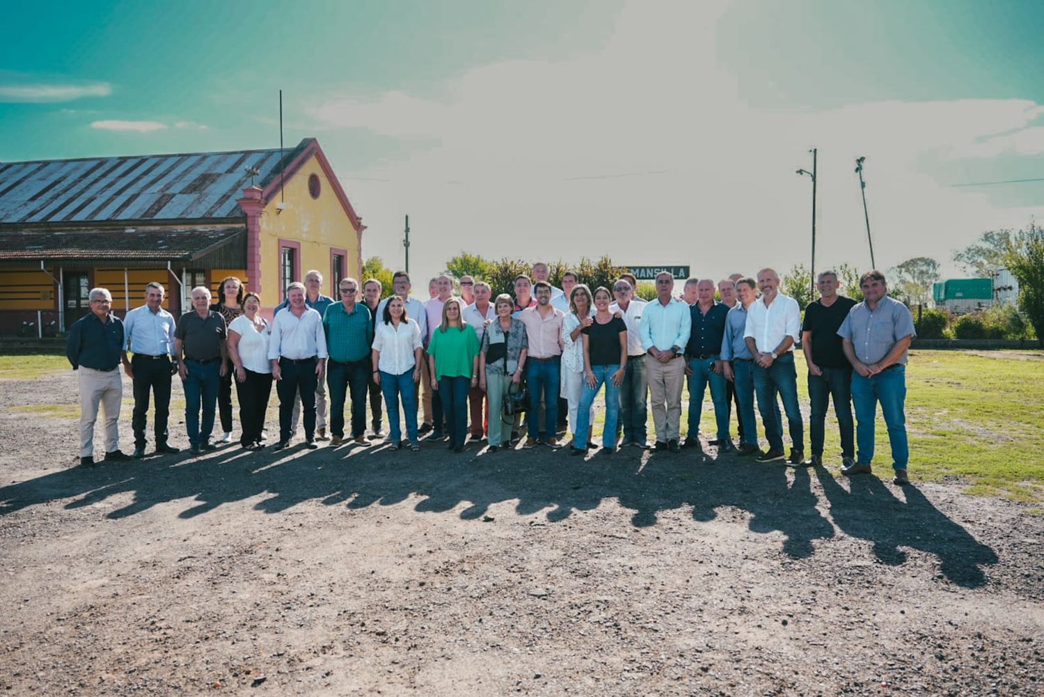 Antola junto al Foro de Intendentes de Juntos por Entre Ríos y legisladores e reunieron en Mansilla