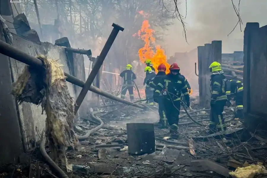 Ucrania y Rusia intercambian ataques