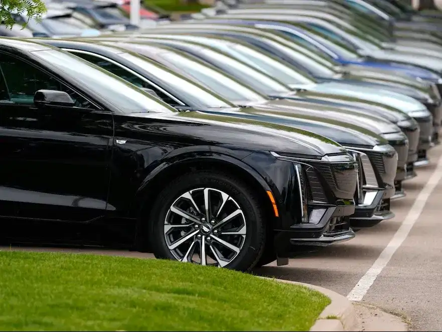 Mientras se desploma la industria automotriz, crece la compra de autos de lujo