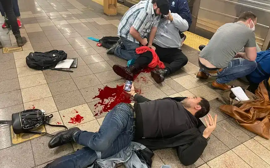 Tiroteo en Nueva York: al menos 13 heridos en una estación de subte en Brooklyn
