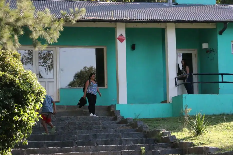 En el paseo de la Piedra Movediza, piden  apertura permanente de los baños 