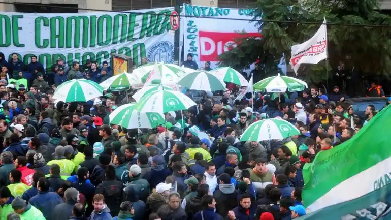 Camioneros amenaza con un paro nacional si no le otorgan un aumento de 40%