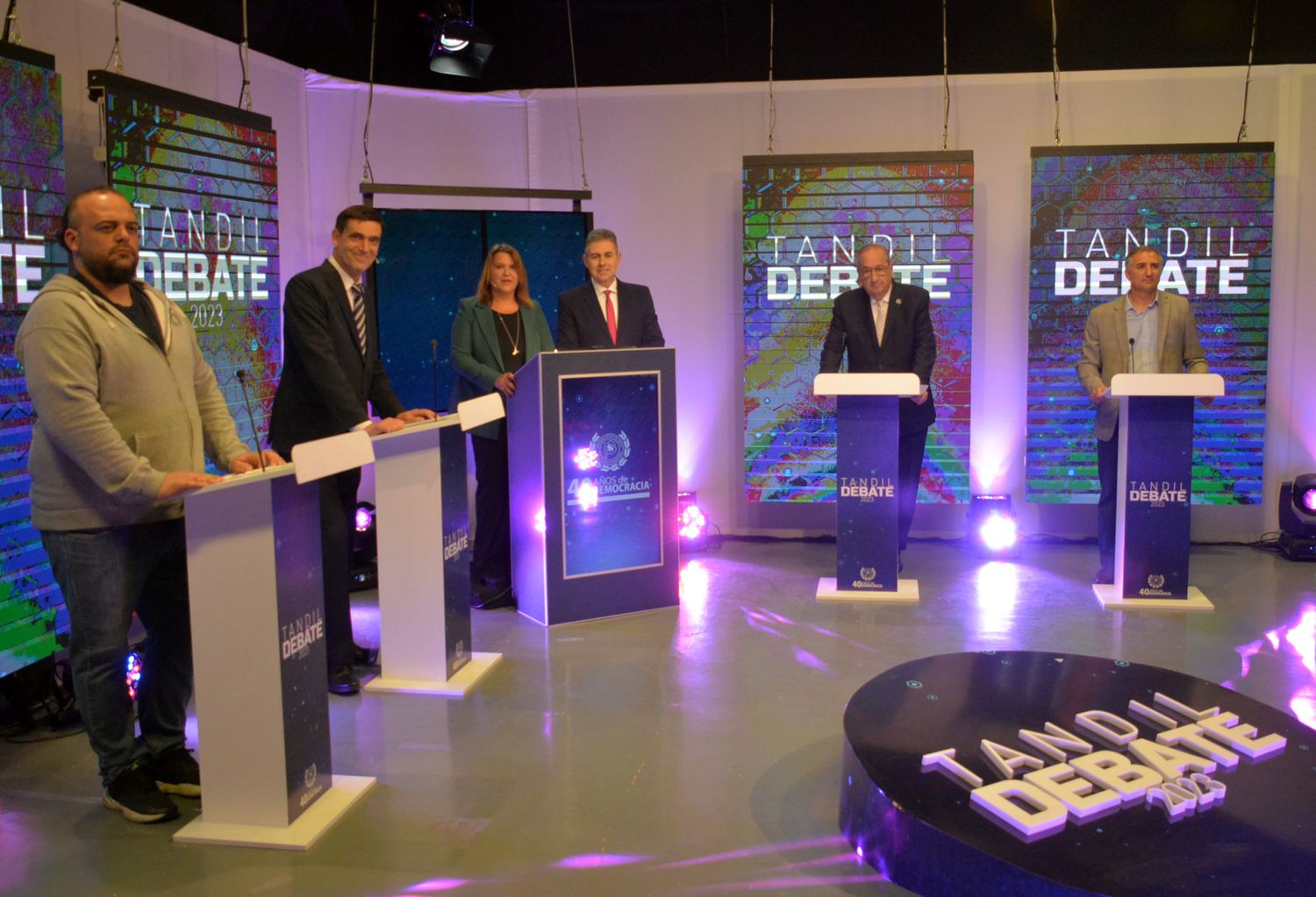 Miguel Iademarco, Rogelio Iparraguirre, los moderadores María Salceda y Claudio Andiarena, Miguel Lunghi y Gonzalo Santamarina, listos para el debate.