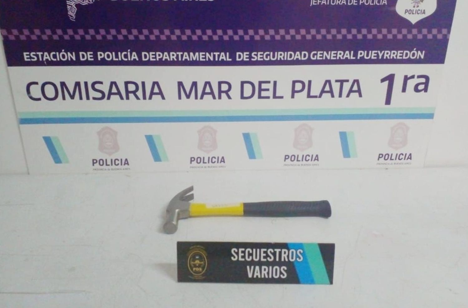 Borracho y "armado" con un martillo causó disturbios en pleno centro