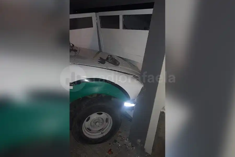 Chocó contra una camioneta estacionada y la empujó contra un domicilio