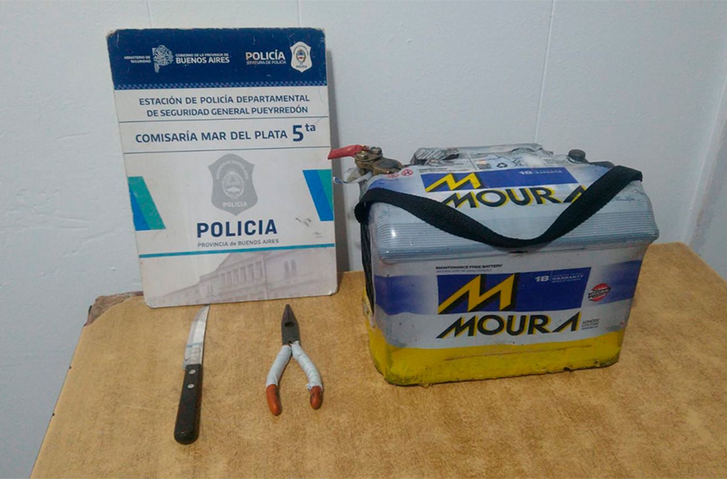 Atrapan a un hombre que había robado una batería de un auto
