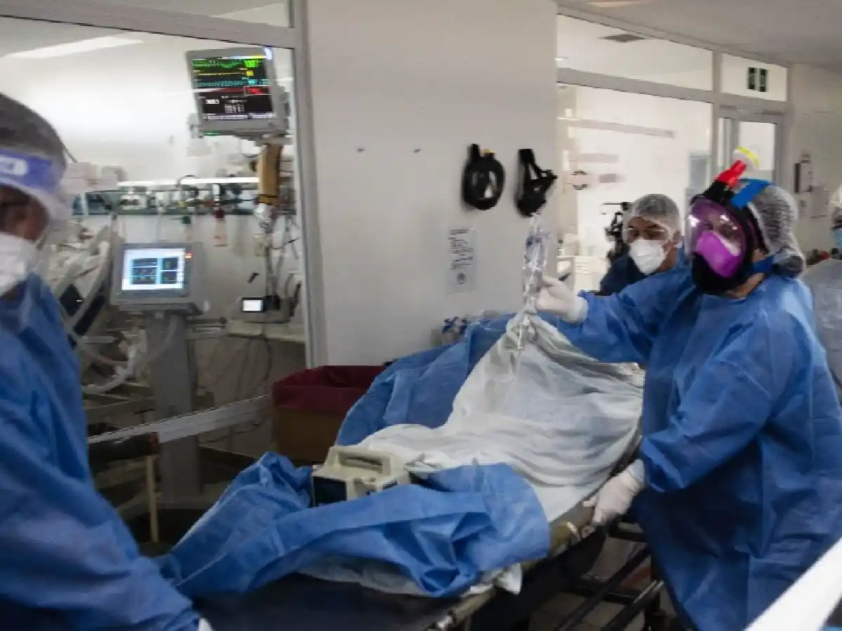 Con el sistema de salud "al borde del colapso", piden "profundizar medidas y controles"