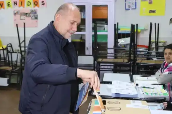 Votó Perotti: "Al sistema democrático se lo mejora votando"