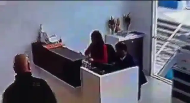 Imagen del paquete que explotó en la sede de la Sociedad Rural Argentina.