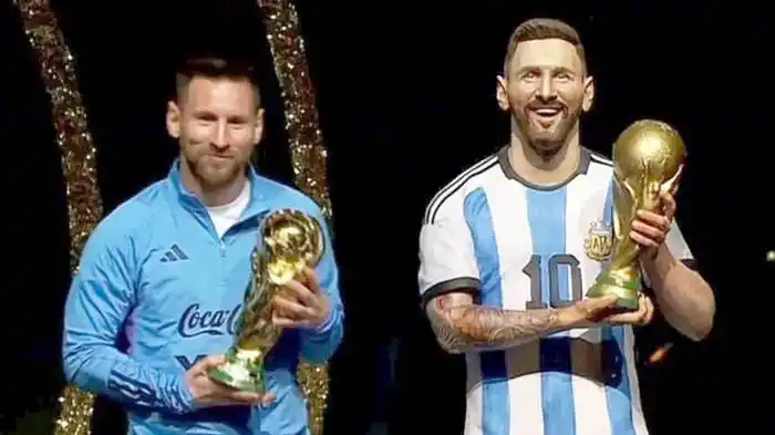 Lionel Messi descubrió su estatua en el homenaje de la Conmebol
