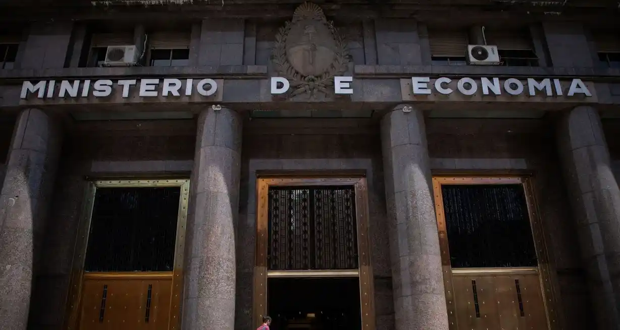 Se busca eliminar las retenciones y el impuesto al cheque, pero sin un sustituto afectaría los ingresos y el déficit cero que se mantienen.